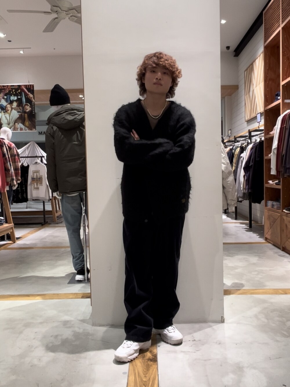 「シンプルコーデ、おしゃれさんと繋がりたい、オトナカジュアル、秋服、メンズコーデ、オーバーサイズ、韓国ファッション、カーディガン、冬コーデ、モード、コーデュロイ、BAYFLOW(BAYFLOW)、綺麗めコーデ、HARE、パーマ」｜「FILAのFILA ダッドスニーカー DISRUPTOR 2 / ディスラプター2 TAPEYTAPE/テイピーテープ（スニーカー、ホワイト系）」を使った、ゆーーーとさん（メンズ・173cm）の秋コーディネートの2枚目の写真