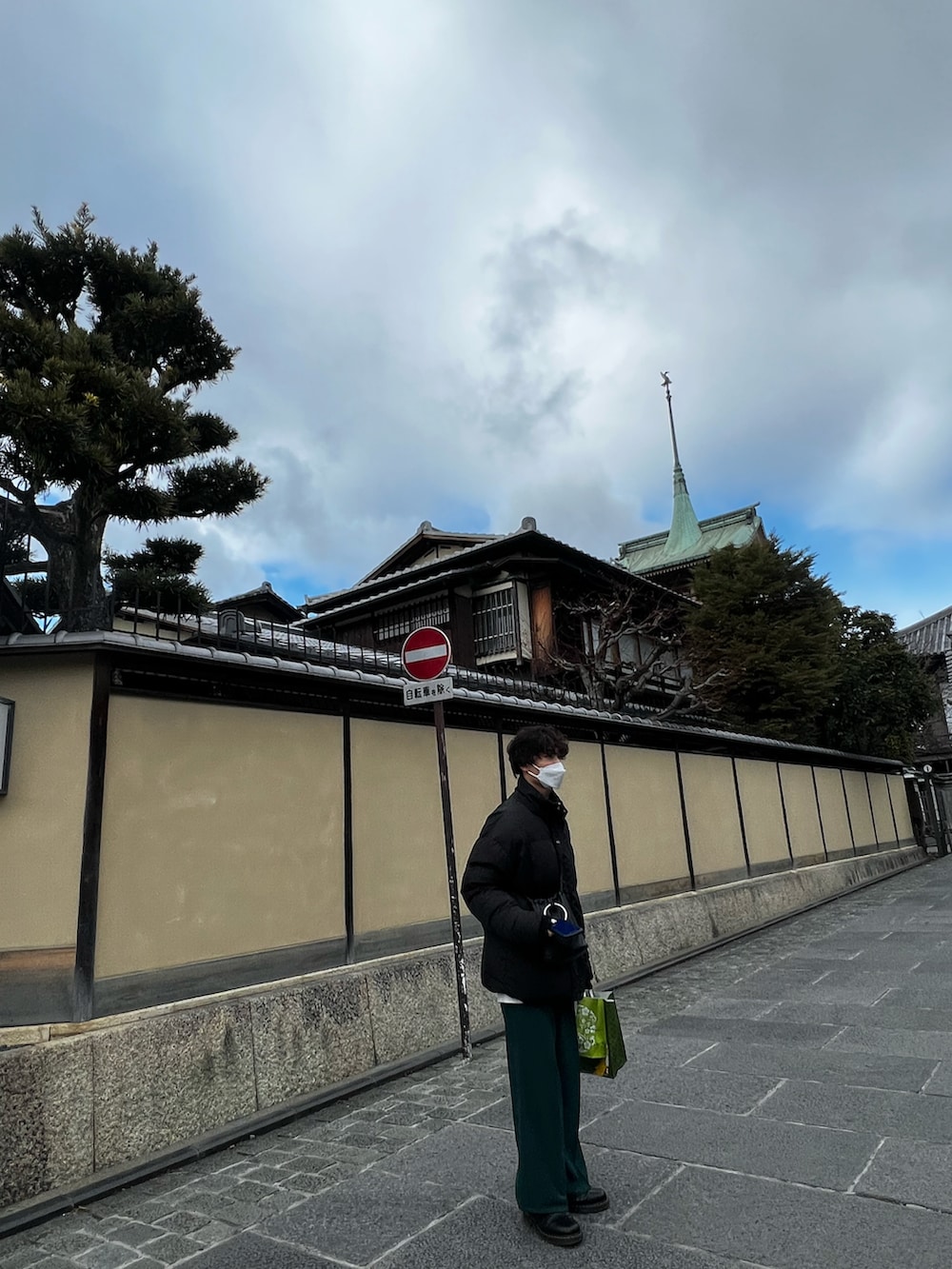 「旅行、重ね着ベストシーズン、キレイめ、きれいめコーディネート、メンズコーデ、休日コーデ、ビッグシルエット、シンプルスタイル、スラックス、革靴、ミニバッグ、冬コーデ、モード、グリーン、ダウンジャケット」｜「LILLのボリュームハイネックエコダウンジャケット（ダウンジャケット/コート、ブラック系）」を使った、ゆーーーとさん（メンズ・173cm）の秋コーディネートの2枚目の写真