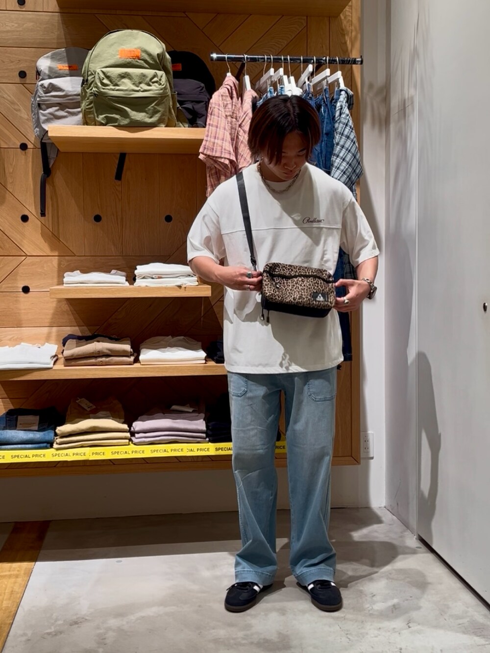 ホワイト系のTシャツ/カットソー、ホワイト系のTシャツ/カットソー、その他のショルダーバッグを着用したメンズの夏コーディネートの5枚目の写真