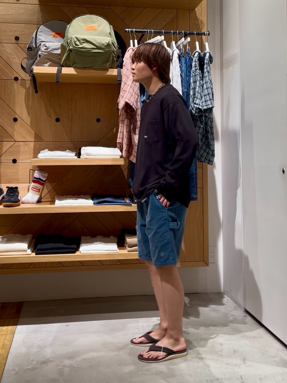 「夏コーデ、ストリート、初夏コーデ、夏、休日スタイル、メンズコーデ、お出かけコーデ、最近のいい感じコーデ、大人カジュアル、カジュアル、ロンT、ショートパンツ、サンダル、カジュアルコーデ、BAYFLOW(BAYFLOW)」｜「BAYFLOWのワンポイント刺繍長袖Tシャツ（Tシャツ/カットソー、ブラック系）」を使った、ゆーーーとさん（メンズ・173cm）の夏コーディネートの2枚目の写真