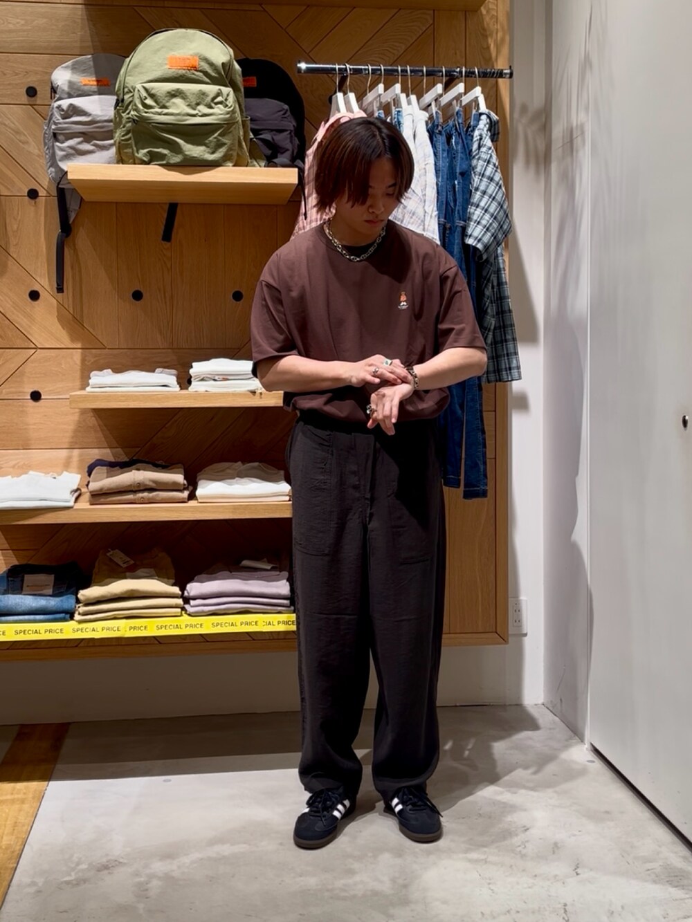「シンプルコーデ、きれいめカジュアル、Tシャツコーデ、デートコーデ、ワイドパンツ、スニーカー、カジュアルコーデ、お出かけコーデ、韓国ファッション、ゆるコーデ、春夏コーデ、ラフ、大人カジュアル、BAYFLOW(BAYFLOW)、テディベア」｜「BAYFLOWの【TeddyBear/テディベア】天竺半袖Tシャツ【抗菌防臭】（Tシャツ/カットソー、ブラウン系）」を使った、ゆーーーとさん（メンズ・173cm）の夏コーディネートの5枚目の写真