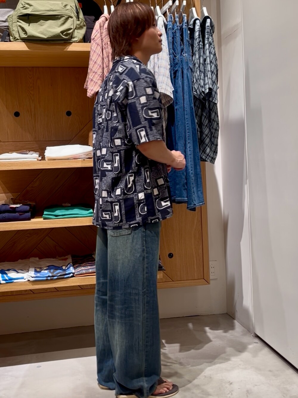 「柄シャツ、夏コーデ、メンズファッション、今日のコーデ、大人カジュアル、ゆるコーデ、休日コーデ、お洒落さんとつながりたい、オトナカジュアル、カジュアル、シャツスタイル、デニム、ワイドパンツ、サンダル、BAYFLOW(BAYFLOW)」｜「BAYFLOWの[レイヤードに最適] ワッフルラウンドタンクトップ（Tシャツ/カットソー、ホワイト系）」を使った、ゆーーーとさん（メンズ・173cm）の夏コーディネートの4枚目の写真