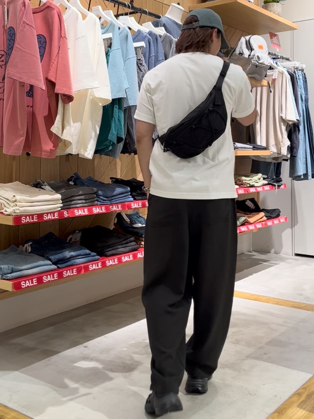 「夏ルックで気分アップ、白Tシャツ、夏コーデ、お洒落さんとつながりたい、いいね、save、フォローお願いします🤑、爽やかコーデ、シンプルコーデ、ベーシック/シンプル、カジュアル、大人カジュアル、Tシャツ、ベイカーパンツ、スニーカー、小物、BAYFLOW(BAYFLOW)」｜「BAYFLOWの[ヴィンテージ感]ピグメント天竺半袖Tシャツ（Tシャツ/カットソー、ホワイト系）」を使った、ゆーーーとさん（メンズ・173cm）の夏コーディネートの3枚目の写真