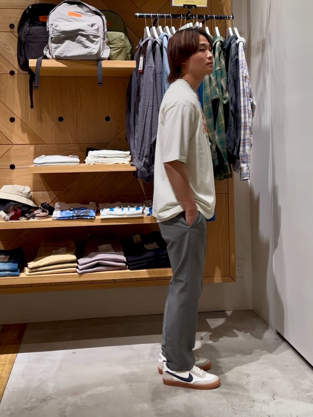 「白Tシャツ、休日スタイル、オトナカジュアル、ootd、シンプルスタイル、リラックススタイル、スニーカー、今日のコーデ、ラフコーデ、カジュアルスタイル、きれいめカジュアル、大人カジュアル、バンドT、スラックス、BAYFLOW(BAYFLOW)」｜「BAYFLOWのヴィンテージライク半袖バンドTシャツ（Tシャツ/カットソー、ホワイト系）」を使った、ゆーーーとさん（メンズ・173cm）の夏コーディネートの4枚目の写真