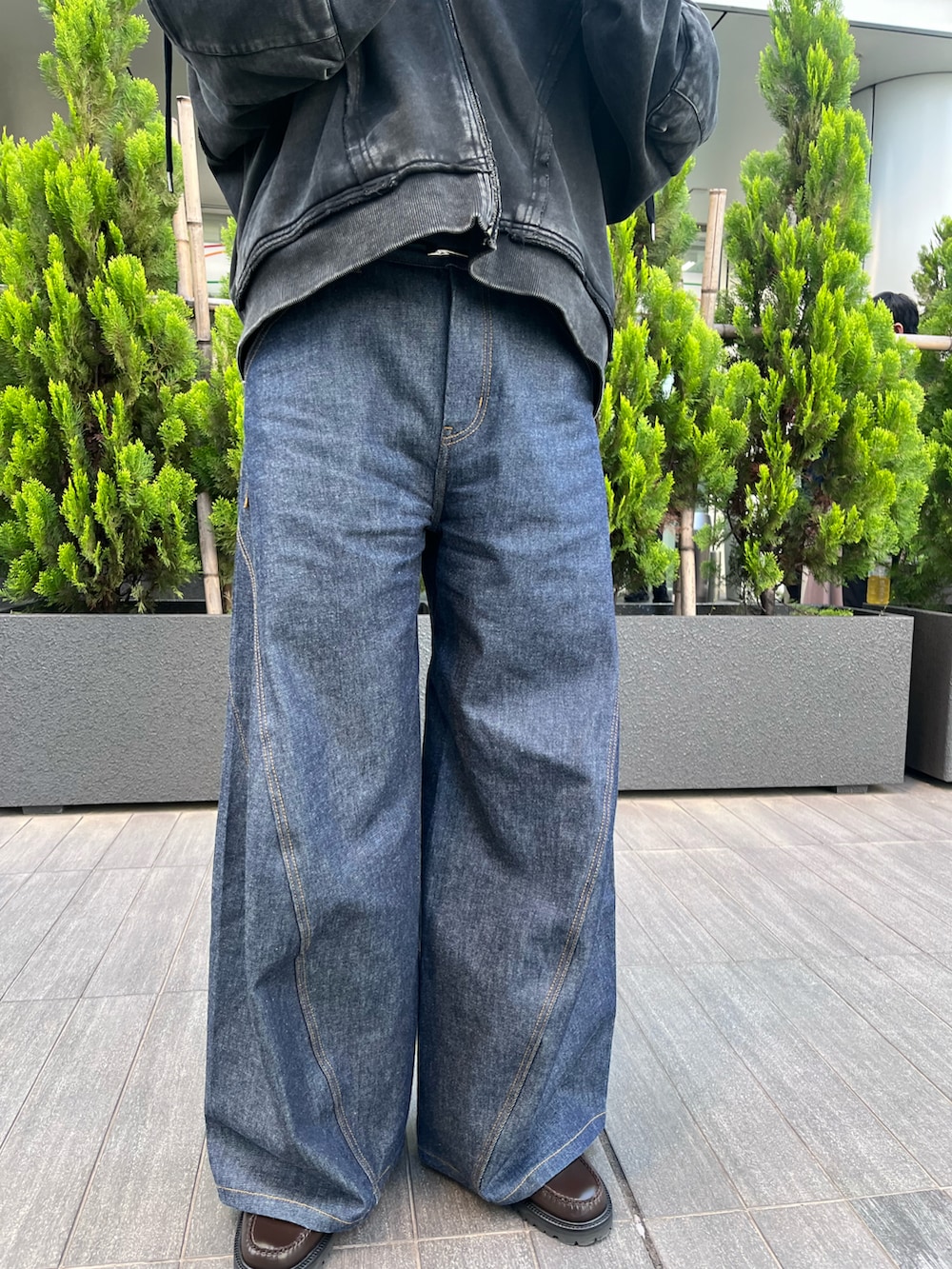 「シンプルスタイル、韓国ファッション、ワイドパンツ、ワイドデニム、リジットデニム、モード、リラックススタイル、春コーデ、大人コーデ、モノトーンコーデ、おしゃれさんと繋がりたい、ブラック、パーカー、HARE、G.H.BASS」｜「HAREの【UNDERGROUND MODE SET UP対応】ピグメントダブルポケットZIPパーカー(HARE)（パーカー、ブラック系）」を使った、ゆーーーとさん（メンズ・173cm）の春コーディネートの3枚目の写真