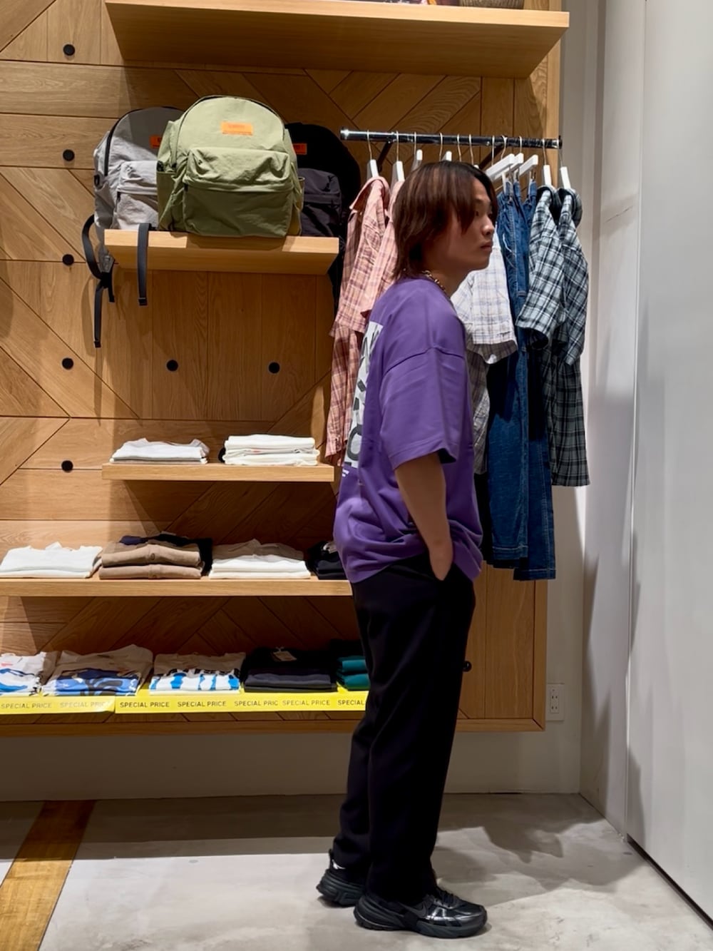 「大人コーデ、最近のいい感じコーデ、ブラック、カジュアルコーデ、モード、大人カジュアル、シンプルコーデ、Tシャツ、オーバーサイズ、お洒落さんとつながりたい、いいね、save、フォローお願いします🤑、メンズファッション、夏服コーデ、BAYFLOW(BAYFLOW)、HEREIAM」｜「HEREIAMの【HEREIAM MEN】接触冷感＆吸水速乾/レイヤーグラフィックTEE（Tシャツ/カットソー、パープル系）」を使った、ゆーーーとさん（メンズ・173cm）の夏コーディネートの4枚目の写真