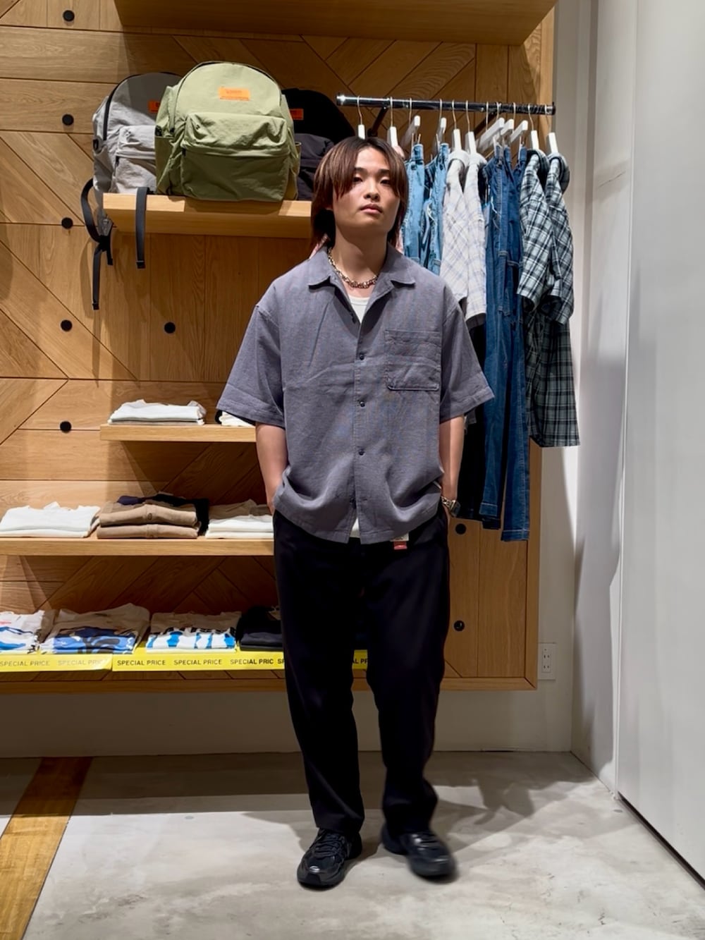 「夏コーデ、韓国ファッション、カジュアルコーデ、メンズコーデ、きれいめカジュアル、大人カジュアル、シャツスタイル、ワイドパンツ、スラックス、黒、オープンカラーシャツ、夏、スニーカー、ヴィンテージ、BAYFLOW(BAYFLOW)」｜「BAYFLOWの[さらっと羽織れる]ワッフル半袖シャツ（シャツ/ブラウス、ブルー系）」を使った、ゆーーーとさん（メンズ・173cm）の夏コーディネートの5枚目の写真
