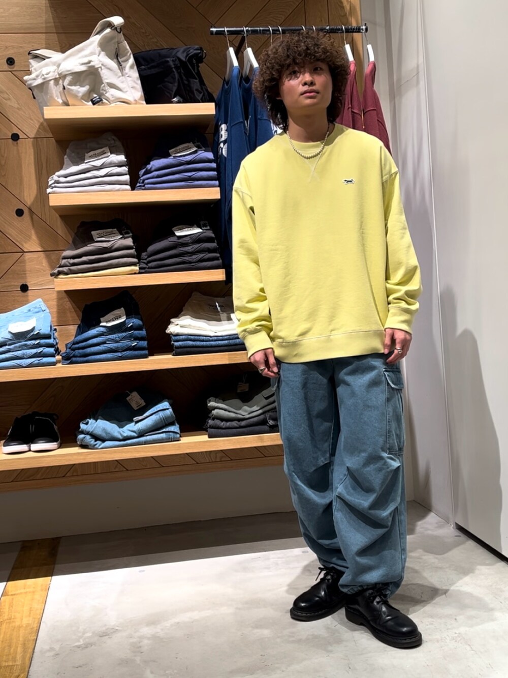 「ゆるコーデ、シンプル、おでかけコーデ、春色、春、カーゴパンツ、メンズコーデ、シルバーアクセサリー、デニム、カジュアル、カジュアルコーデ、ストリート」｜「BAYFLOWのワイドカーゴパンツ（カーゴパンツ、ブルー系）」を使った、ゆーーーとさん（メンズ・173cm）の春コーディネートの4枚目の写真