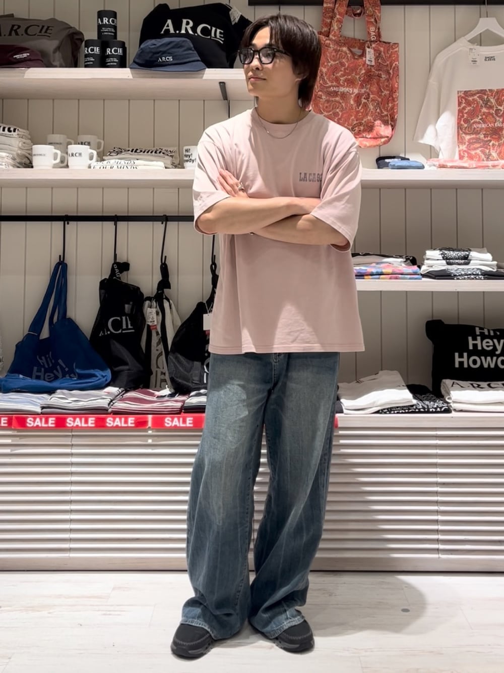 「夏ルックで気分アップ、デニム、ロゴT、サングラス、おしゃれさんと繋がりたい、シンプルコーデ、ベーシック/シンプル、カジュアル、大人カジュアル、夏コーデ、Tシャツ、タンクトップ、ワイドパンツ、いいね、save、フォローお願いします🤑、BAYFLOW(BAYFLOW)」｜「BAYFLOWの[POPなプリントが可愛い]SUNSETバックプリント半袖Tシャツ（Tシャツ/カットソー、ピンク系）」を使った、ゆーーーとさん（メンズ・173cm）の夏コーディネートの3枚目の写真
