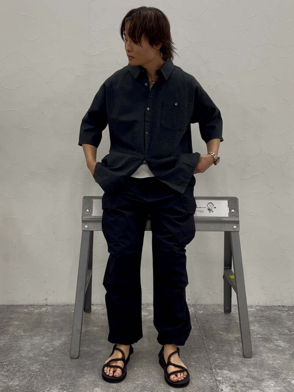 「柄シャツ、モノトーン、ワイドパンツ、サンダル、シャツスタイル、夏コーデ、メンズファッション、夏服コーデ、お洒落さんとつながりたい、初夏コーデ、オトナカジュアル、夏、BAYFLOW(BAYFLOW)、Ocean pacific、モード」｜「Ocean Pacificの【Ocean Pacific(オーシャンパシフィック)】別注トライバルプリントシャツ（シャツ/ブラウス、ブラック系）」を使った、ゆーーーとさん（メンズ・173cm）の春コーディネートの4枚目の写真