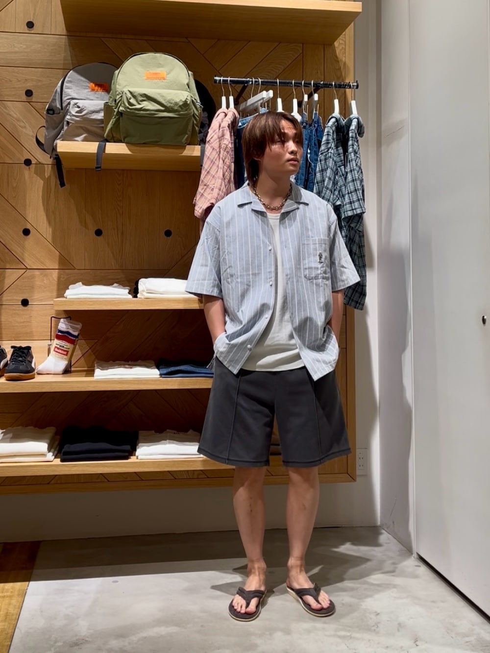 「サンダル、夏コーデ、カジュアルコーデ、メンズコーデ、休日スタイル、最近のいい感じコーデ、ショートパンツ、シャツスタイル、ストライプシャツ、スウェット、夏、オーバーサイズ、大人カジュアル、いいね、save、フォローお願いします🤑、BAYFLOW(BAYFLOW)」｜「BAYFLOWの【TeddyBear/テディベア】刺繍オープンカラー半袖シャツ（シャツ/ブラウス、ブルー系）」を使った、ゆーーーとさん（メンズ・173cm）の夏コーディネートの5枚目の写真