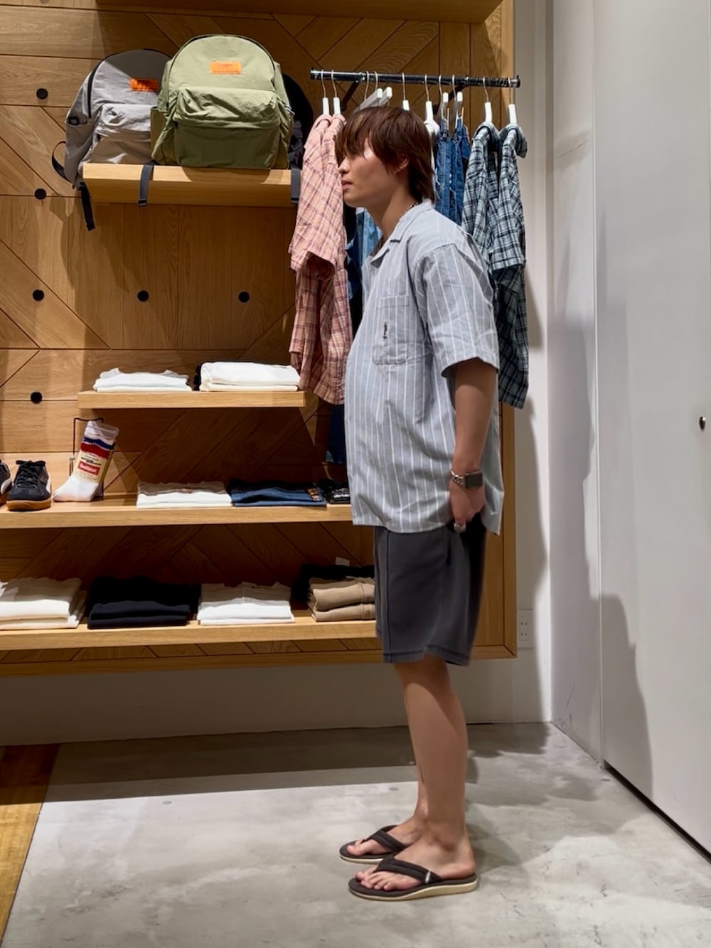 「サンダル、夏コーデ、カジュアルコーデ、メンズコーデ、休日スタイル、最近のいい感じコーデ、ショートパンツ、シャツスタイル、ストライプシャツ、スウェット、夏、オーバーサイズ、大人カジュアル、いいね、save、フォローお願いします🤑、BAYFLOW(BAYFLOW)」｜「BAYFLOWの【TeddyBear/テディベア】刺繍オープンカラー半袖シャツ（シャツ/ブラウス、ブルー系）」を使った、ゆーーーとさん（メンズ・173cm）の夏コーディネートの2枚目の写真