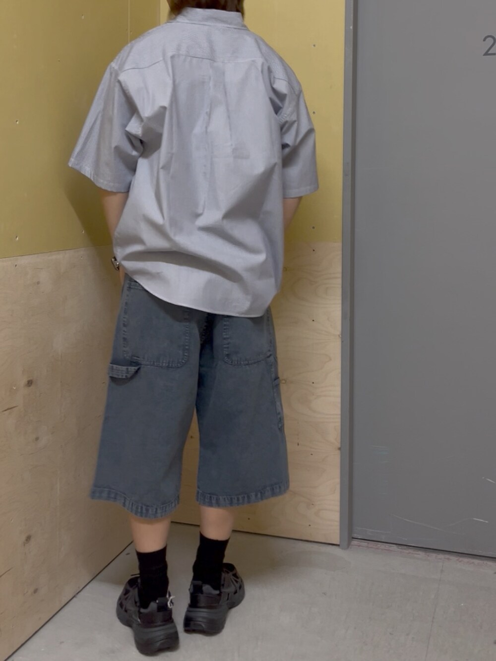 ブルー系のシャツ/ブラウス、ホワイト系のTシャツ/カットソー、ブルー系のその他パンツを着用したメンズの夏コーディネートの3枚目の写真