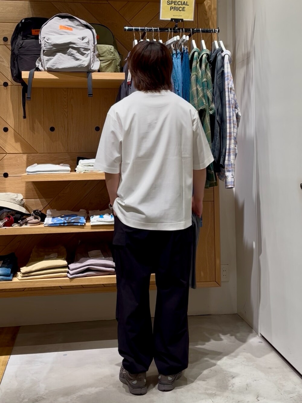 「モノトーン、スポーツミックス、シャツスタイル、白Tシャツ、カジュアルコーデ、シャツ、ストリートコーデ、春夏コーデ、半袖シャツ、大人コーデ、大人カジュアル、カジュアル、シンプルコーデ、NIKE、BAYFLOW(BAYFLOW)」｜「BAYFLOWの［シルキーなタッチ感］シルケットワンポイントTシャツ（Tシャツ/カットソー、ホワイト系）」を使った、ゆーーーとさん（メンズ・173cm）の夏コーディネートの3枚目の写真