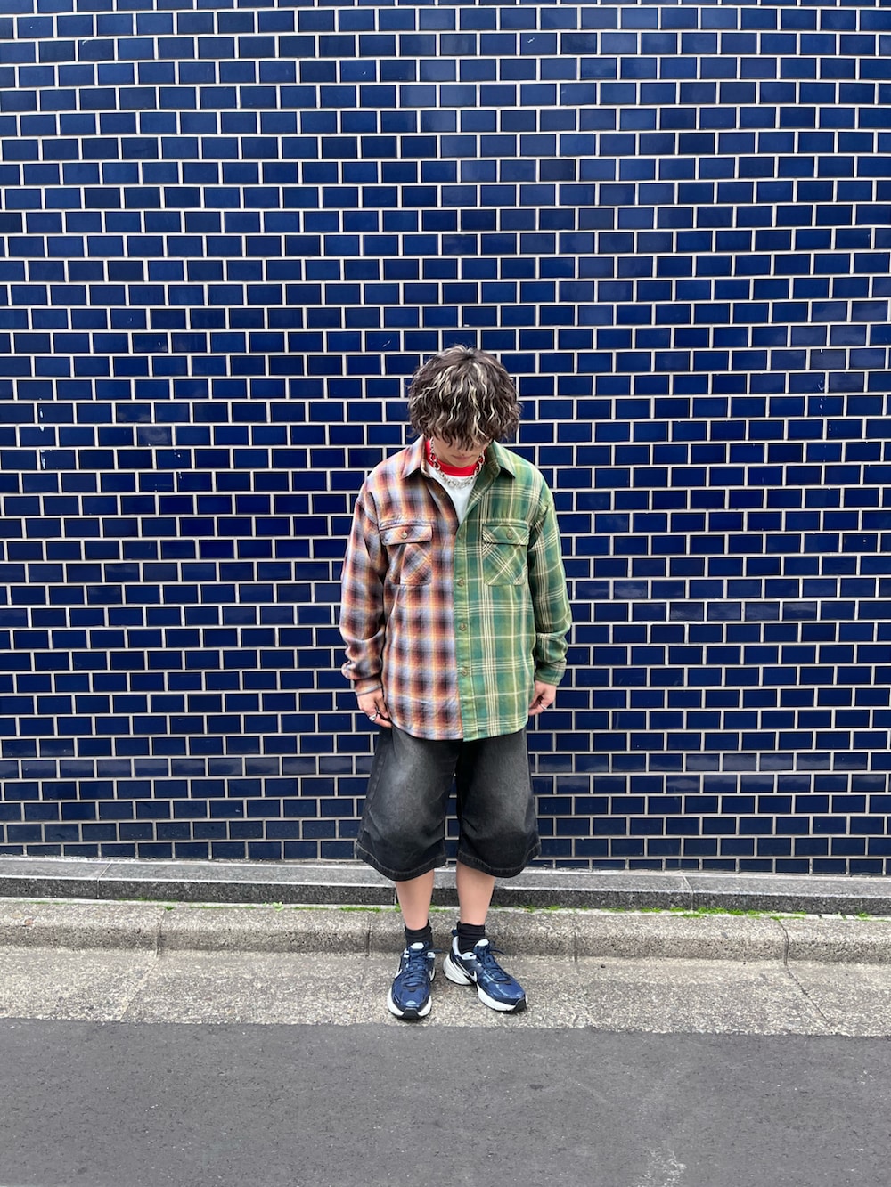 「最近のいい感じコーデ、古着MIX、春服コーデ、ootd、春、ロンT、シャツスタイル、チェックシャツ、スニーカー、チェック、ハーフパンツ、春コーデ、BAYFLOW(BAYFLOW)、カジュアルコーデ」｜「BAYFLOWのリメイクライク長袖シャツ（シャツ/ブラウス、グリーン系）」を使った、ゆーーーとさん（メンズ・173cm）の春コーディネートの2枚目の写真