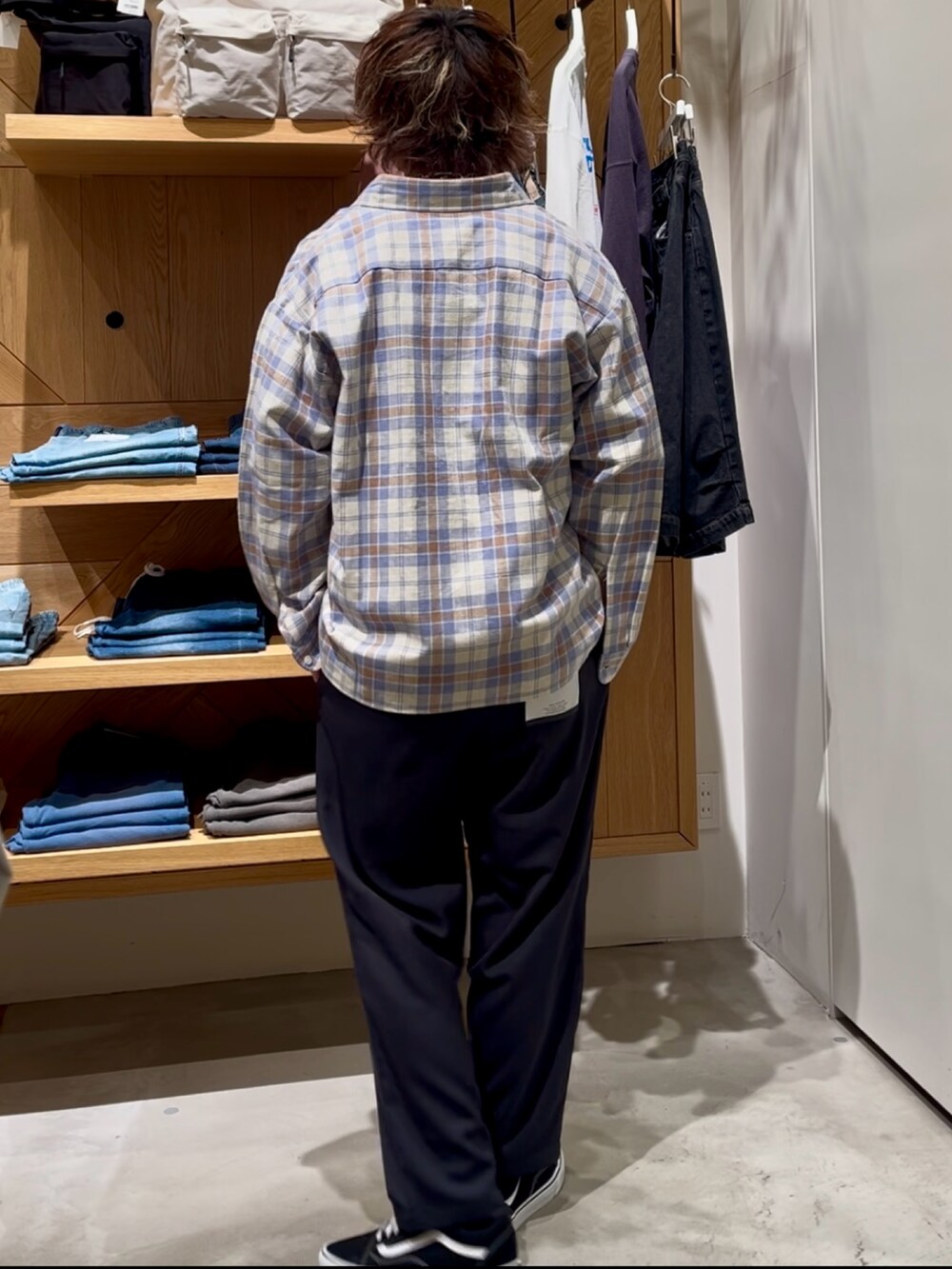 「カジュアルコーデ、リラックススタイル、最近のいい感じコーデ、シンプルコーデ、シャツスタイル、スニーカーコーデ、Tシャツ、チェックシャツ、メンズファッション、黒スニーカー、オトナカジュアル、大人コーデ、テーパードパンツ、スラックス、BAYFLOW(BAYFLOW)」｜「BAYFLOWのCPO長袖チェックシャツ（シャツ/ブラウス、ホワイト系）」を使った、ゆーーーとさん（メンズ・173cm）の春コーディネートの2枚目の写真