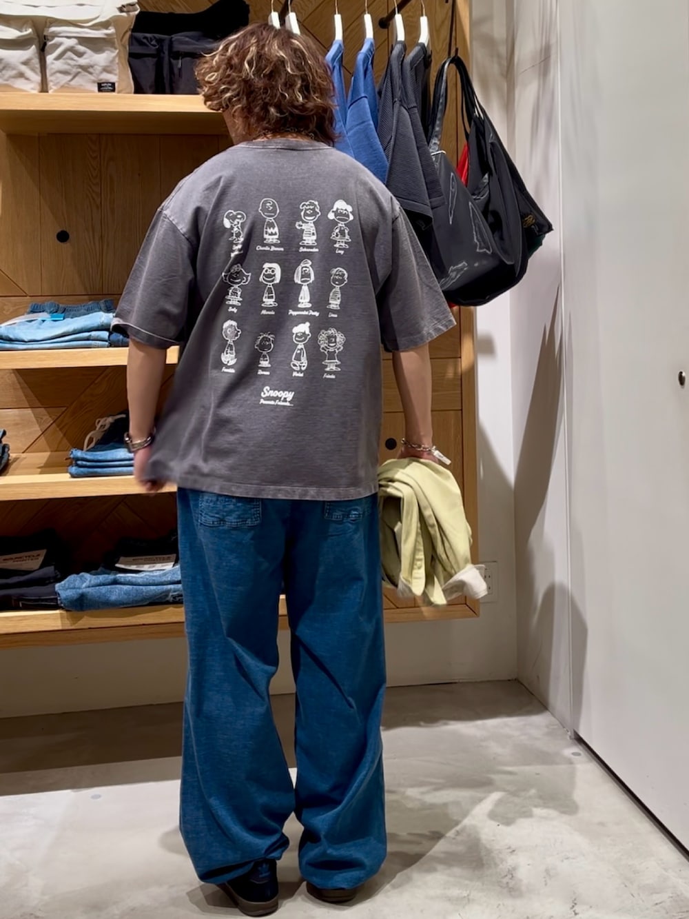 「ワイドパンツ、ベーシック/シンプル、シンプルコーデ、カジュアル、カジュアルコーデ、デニム、デニムパンツ、ゆるコーデ、お洒落さんとつながりたい、夏コーデ、BAYFLOW(BAYFLOW)、PEANUTS、adidas、スニーカー、シャツスタイル」|「PEANUTSの【PEANUTS×BAYFLOW】ピーナッツアソートTEE(Tシャツ/カットソー、グレー系)」を使った、ゆーーーとさん(メンズ・173cm)の春コーディネートの2枚目の写真
