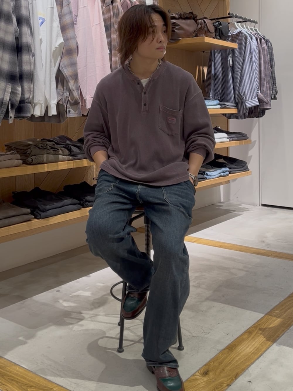 レッド系のTシャツ/カットソー、ブルー系のその他パンツを着用したメンズの秋コーディネートの2枚目の写真