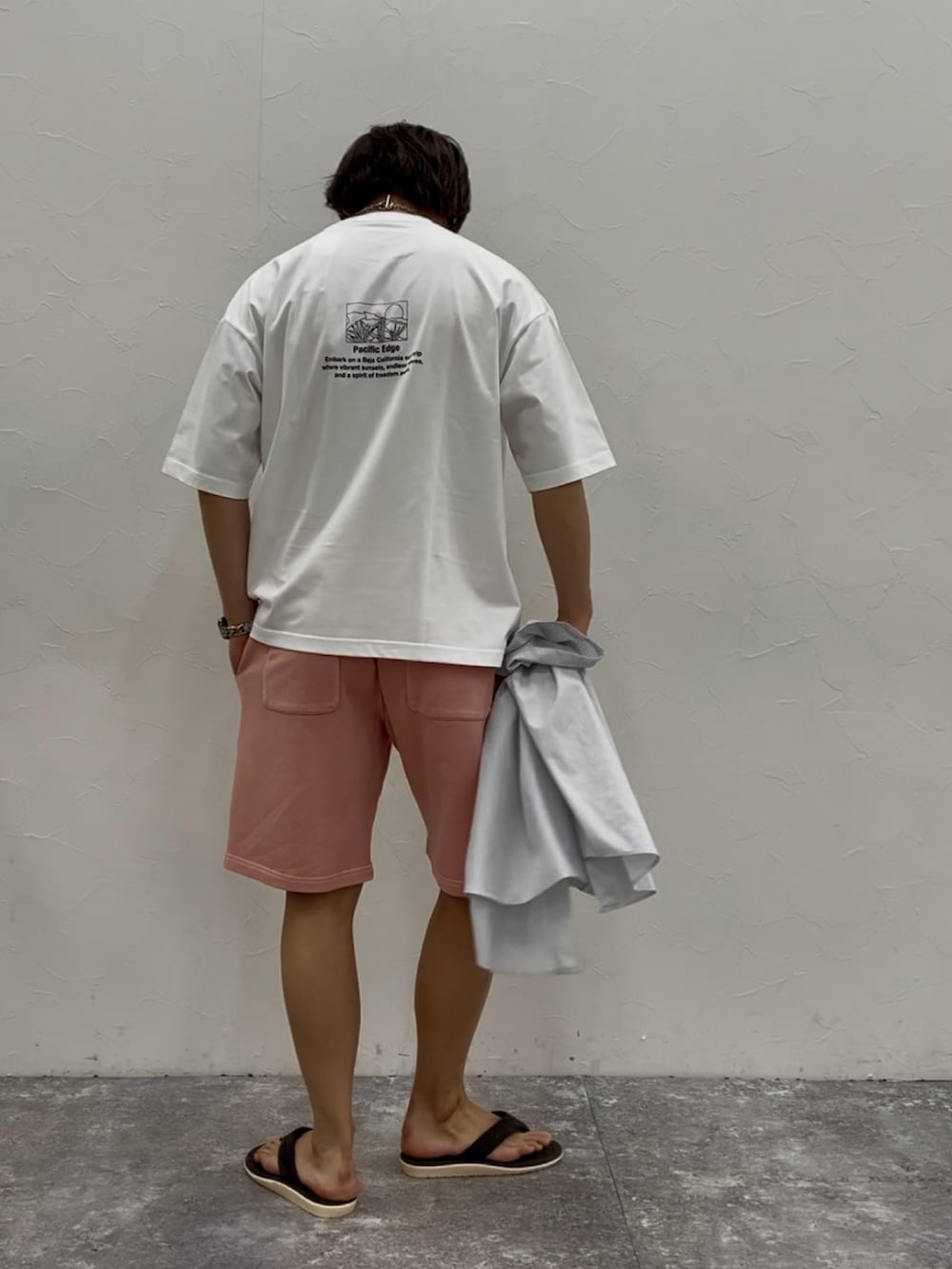 ブルー系のシャツ/ブラウス、ホワイト系のTシャツ/カットソー、ピンク系のその他パンツを着用したメンズの春コーディネートの5枚目の写真