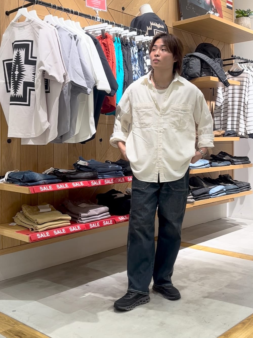 ホワイト系のシャツ/ブラウス、ホワイト系のTシャツ/カットソー、ブルー系のその他パンツを着用したメンズの夏コーディネートの5枚目の写真