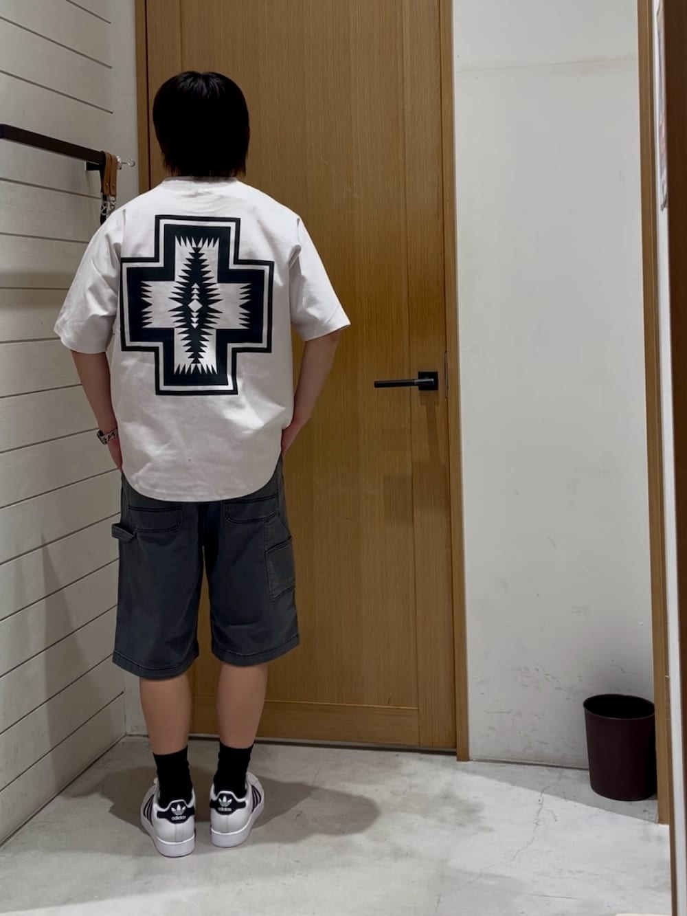 「夏コーデ、白Tシャツ、カジュアルコーデ、休日スタイル、メンズコーデ、ショートパンツ、初夏コーデ、大人ファッション、ストリートMIX、Tシャツ、ハーフパンツ、大人カジュアル、PENDLETON、BAYFLOW(BAYFLOW)、adidas」｜「PENDLETONの【PENDLETON(ペンドルトン)】別注SOLOTEX半袖Tシャツ25SS（Tシャツ/カットソー、ベージュ系）」を使った、ゆーーーとさん（メンズ・173cm）の夏コーディネートの2枚目の写真