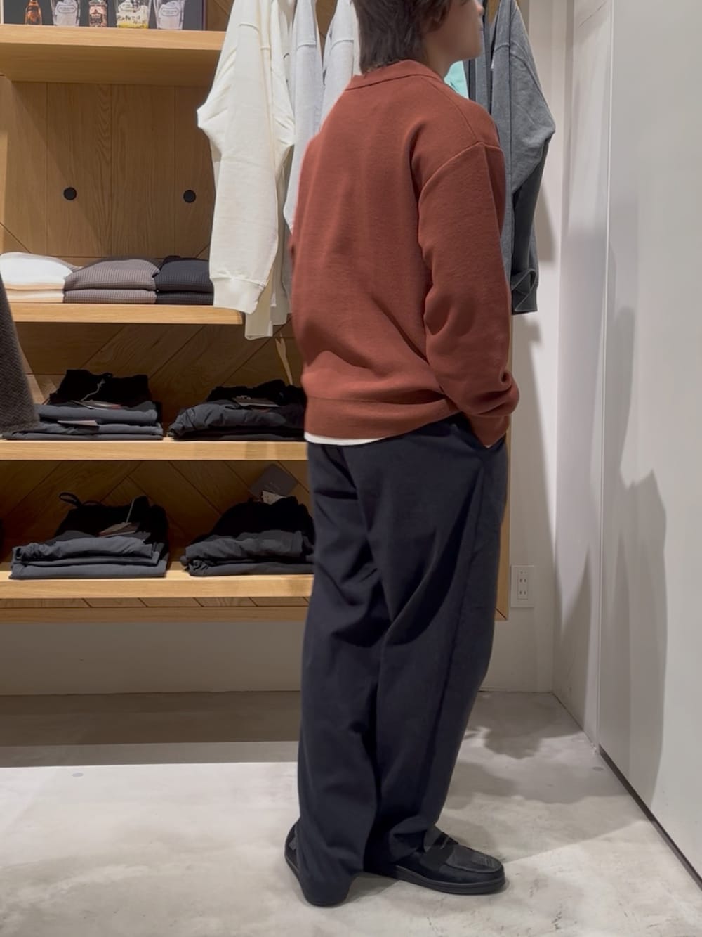 ブラウン系のポロシャツ、ホワイト系のTシャツ/カットソー、ブルー系のその他パンツを着用したメンズの秋コーディネートの4枚目の写真