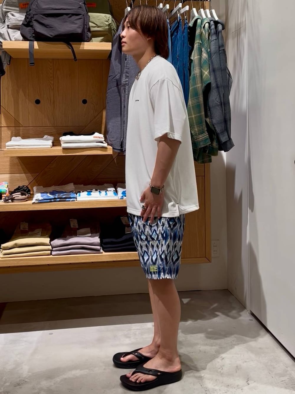 その他のその他パンツ、ブラック系のサンダル、ホワイト系のTシャツ/カットソーを着用したメンズの春コーディネートの2枚目の写真