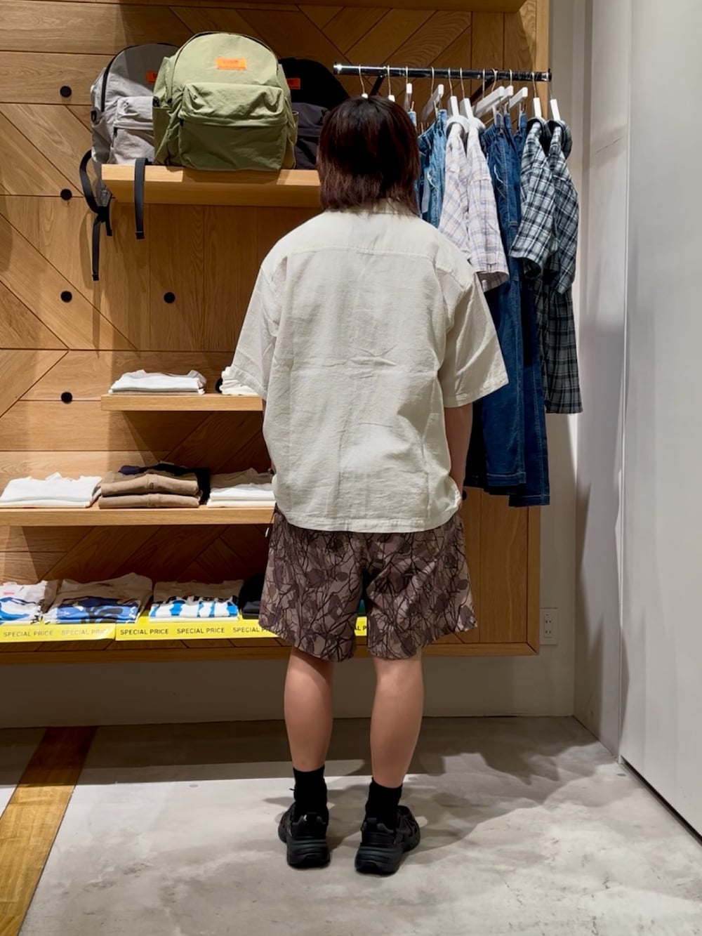 「夏コーデ、シンプルスタイル、おしゃれさんと繋がりたい、休日スタイル、いいね、save、フォローお願いします🤑、お出かけコーデ、モノトーンコーデ、ラフコーデ、夏ファッション、リラックススタイル、大人カジュアル、キレイめカジュアル、柄パンツ、シャツスタイル、BAYFLOW(BAYFLOW)」｜「BAYFLOWの[さらっと羽織れる]ワッフル半袖シャツ（シャツ/ブラウス、ホワイト系）」を使った、ゆーーーとさん（メンズ・173cm）の夏コーディネートの3枚目の写真