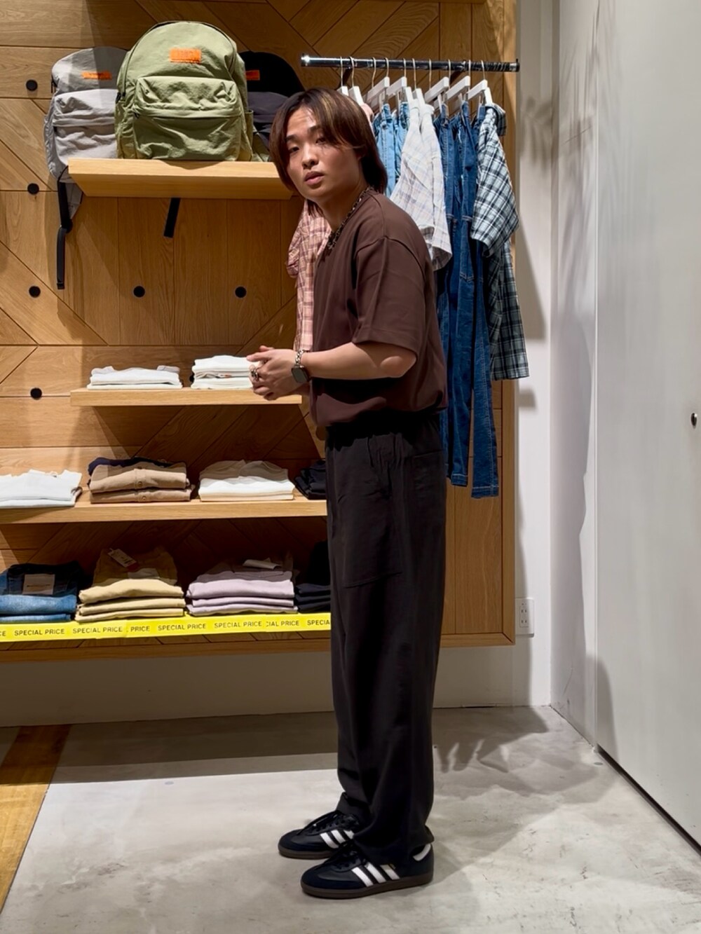「シンプルコーデ、きれいめカジュアル、Tシャツコーデ、デートコーデ、ワイドパンツ、スニーカー、カジュアルコーデ、お出かけコーデ、韓国ファッション、ゆるコーデ、春夏コーデ、ラフ、大人カジュアル、BAYFLOW(BAYFLOW)、テディベア」｜「BAYFLOWの【TeddyBear/テディベア】天竺半袖Tシャツ【抗菌防臭】（Tシャツ/カットソー、ブラウン系）」を使った、ゆーーーとさん（メンズ・173cm）の夏コーディネートの2枚目の写真