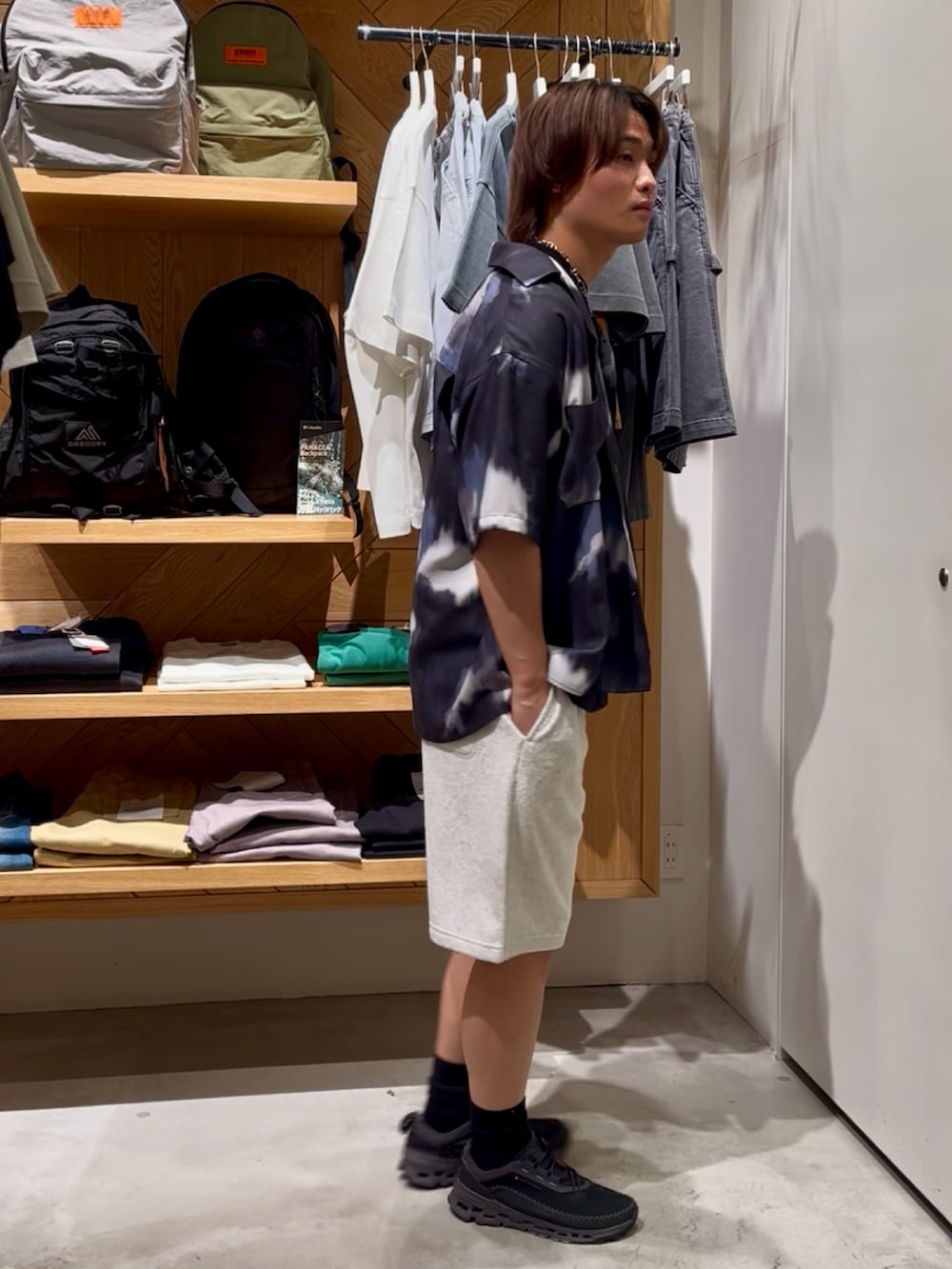 「柄シャツ、黒Tシャツ、夏コーデ、大人カジュアルコーデ、シンプルスタイル、オトナカジュアル、スニーカーコーデ、ショーツ、ショーツスタイル、おでかけコーデ、キレイめカジュアル、シンプルコーデ、白パンツ、大人カジュアル、BAYFLOW(BAYFLOW)」｜「BAYFLOWの【接触冷感】オープンカラー半袖柄シャツ（シャツ/ブラウス、ブルー系）」を使った、ゆーーーとさん（メンズ・173cm）の夏コーディネートの4枚目の写真