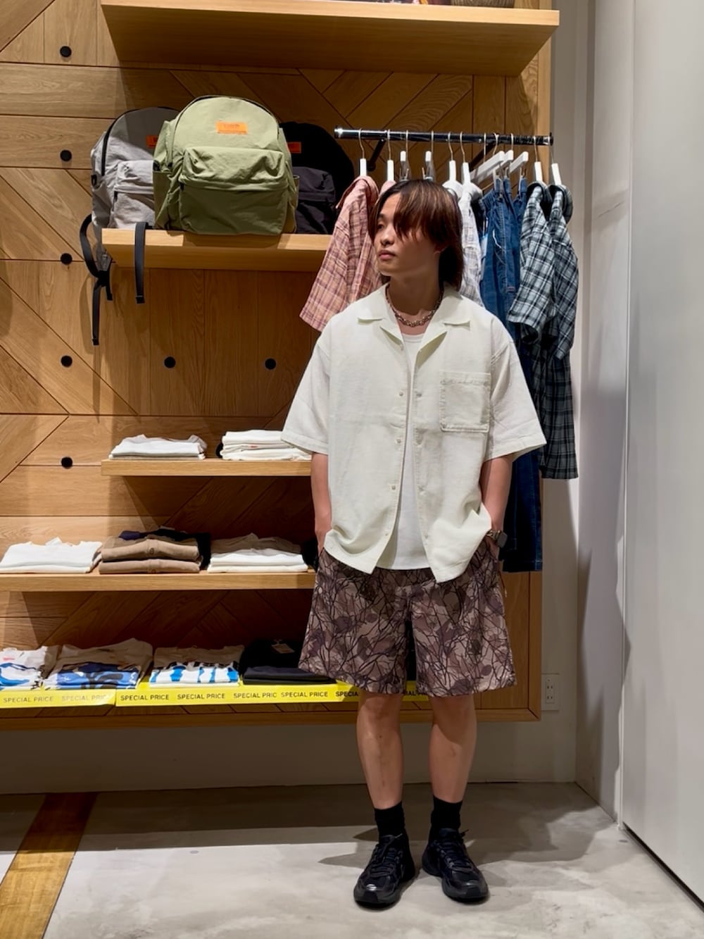 「夏コーデ、シンプルスタイル、おしゃれさんと繋がりたい、休日スタイル、いいね、save、フォローお願いします🤑、お出かけコーデ、モノトーンコーデ、ラフコーデ、夏ファッション、リラックススタイル、大人カジュアル、キレイめカジュアル、柄パンツ、シャツスタイル、BAYFLOW(BAYFLOW)」｜「BAYFLOWの[さらっと羽織れる]ワッフル半袖シャツ（シャツ/ブラウス、ホワイト系）」を使った、ゆーーーとさん（メンズ・173cm）の夏コーディネートの5枚目の写真