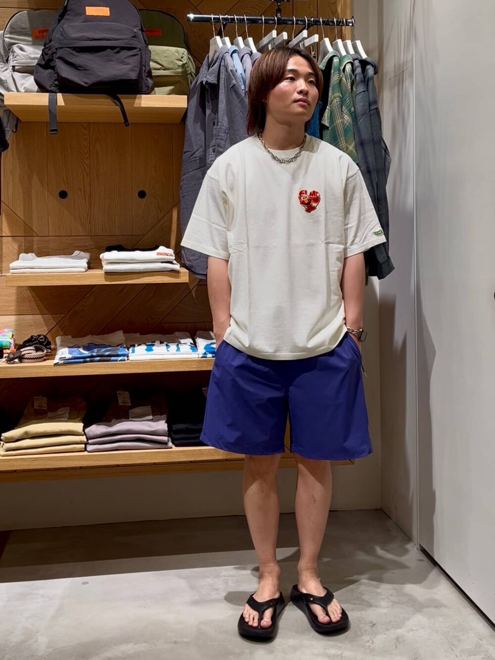 パープル系のその他パンツ、ブラック系のサンダル、ホワイト系のTシャツ/カットソーを着用したメンズの春コーディネートの5枚目の写真