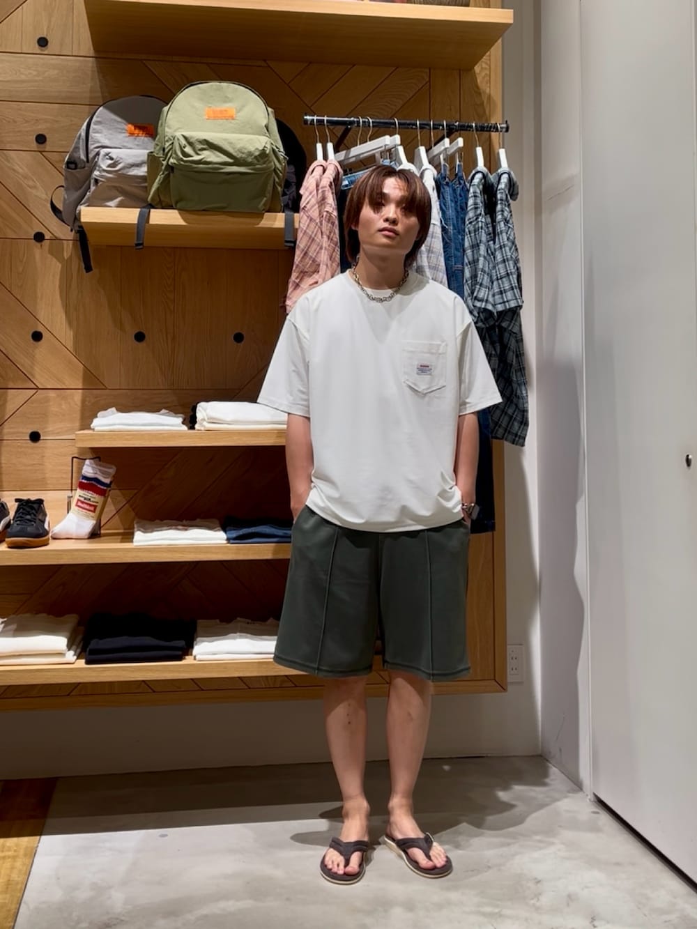 「夏コーデ、シンプルコーデ、シンプル、カジュアル、カジュアルコーデ、大人カジュアル、ベーシック/シンプル、夏、夏だ！Tシャツ着よう！、ハーフパンツ、ショートパンツ、サンダル、Tシャツ、ゆるコーデ、BAYFLOW(BAYFLOW)」｜「BAYFLOWの【接触冷感・吸水速乾】クールタッチピグメント半袖Tシャツ（Tシャツ/カットソー、ホワイト系）」を使った、ゆーーーとさん（メンズ・173cm）の夏コーディネートの5枚目の写真