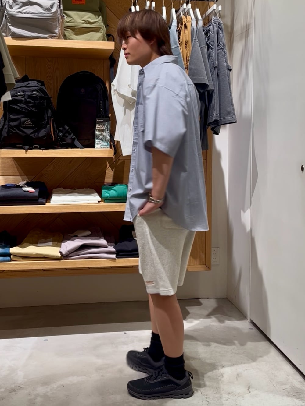 「柄シャツ、モノトーン、シャツスタイル、黒Tシャツ、夏コーデ、メンズファッション、夏服コーデ、ストリート、休日スタイル、オトナカジュアル、夏、初夏コーデ、お洒落さんとつながりたい、BAYFLOW(BAYFLOW)、カジュアルコーデ」｜「BAYFLOWのワンポイント刺繍ストライプ半袖シャツ（シャツ/ブラウス、ホワイト系）」を使った、ゆーーーとさん（メンズ・173cm）の春コーディネートの2枚目の写真