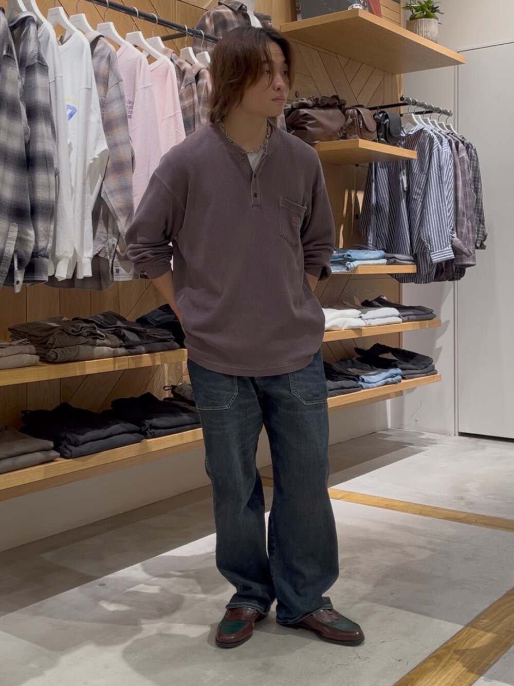 レッド系のTシャツ/カットソー、ブルー系のその他パンツを着用したメンズの秋コーディネートの5枚目の写真