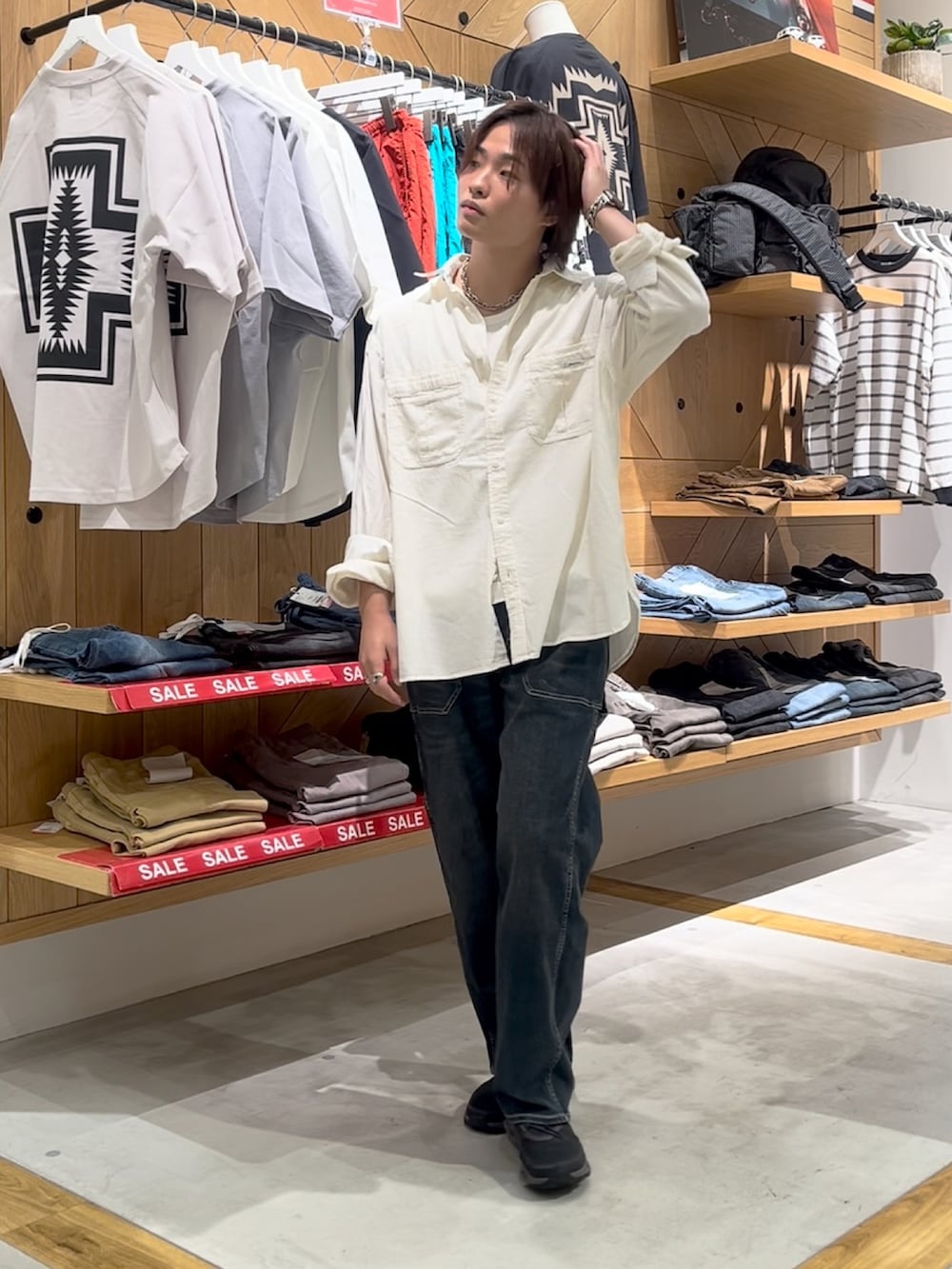 ホワイト系のシャツ/ブラウス、ホワイト系のTシャツ/カットソー、ブルー系のその他パンツを着用したメンズの夏コーディネートの2枚目の写真