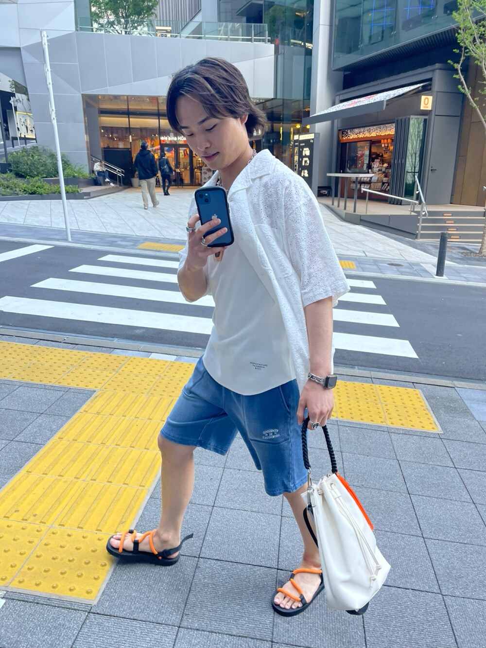 「半袖シャツ、夏ファッション、オトナカジュアル、シャツスタイル、レース、ピグメント、タンクトップ、ショートパンツ、デニム、スウェット、サンダル、大人カジュアル、ベーシック/シンプル、シンプルコーデ、BAYFLOW(BAYFLOW)」｜「BAYFLOWのレースピグメント半袖シャツ（シャツ/ブラウス、ホワイト系）」を使った、ゆーーーとさん（メンズ・173cm）の夏コーディネートの2枚目の写真