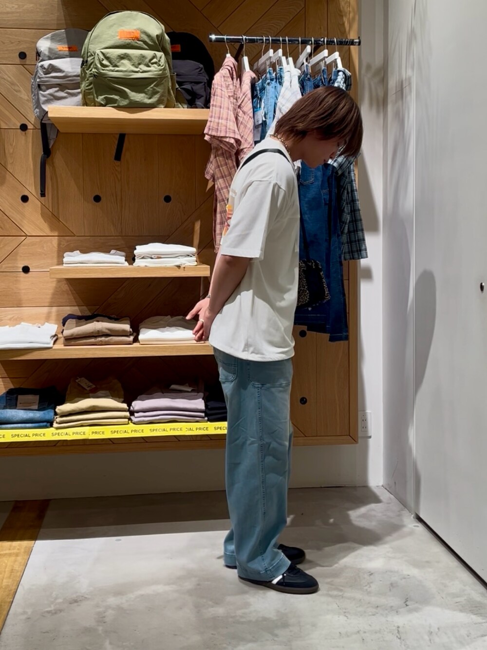ホワイト系のTシャツ/カットソー、ホワイト系のTシャツ/カットソー、その他のショルダーバッグを着用したメンズの夏コーディネートの4枚目の写真