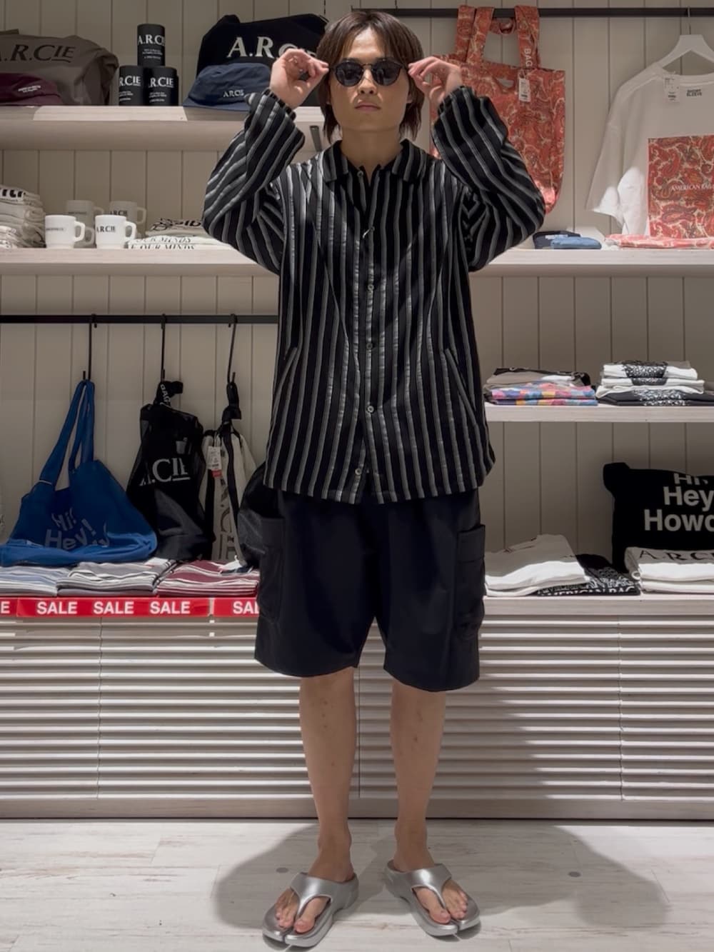 「夏ルックで気分アップ、サングラス、シンプルコーデ、ブラック、モノトーン、ベーシック/シンプル、カジュアル、ワントーン、モード、シャツスタイル、ハーフパンツ、大人カジュアル、サンダル、差し色コーデ、BAYFLOW(BAYFLOW)」｜「AMERICAN RAG CIEの【AMERICAN RAG CIE】ストライプジャケット（MEN)（その他アウター、ブラック系）」を使った、ゆーーーとさん（メンズ・173cm）の夏コーディネートの3枚目の写真