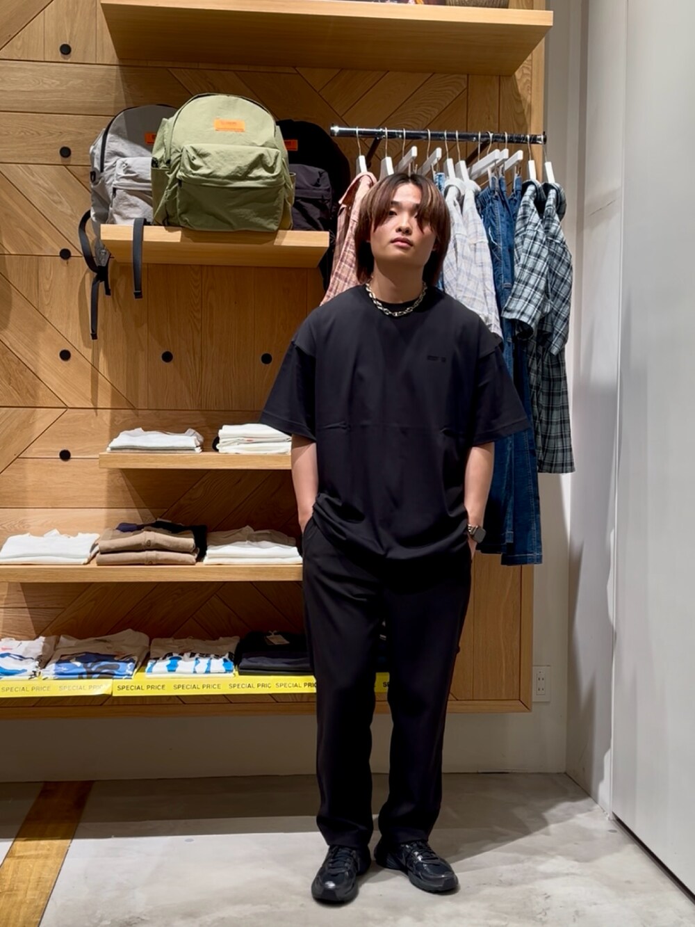 「夏コーデ、黒Tシャツ、韓国ファッション、大人カジュアル、春夏コーデ、きれいめカジュアル、カジュアルコーデ、大人コーデ、ootd、お洒落さんとつながりたい、ゆるコーデ、夏服、シンプルコーデ、プリントT、BAYFLOW(BAYFLOW)」｜「BAYFLOWの【BUDDIES Dept.】バックプリントTシャツ[吸水速乾]（Tシャツ/カットソー、ブラック系）」を使った、ゆーーーとさん（メンズ・173cm）の夏コーディネートの5枚目の写真