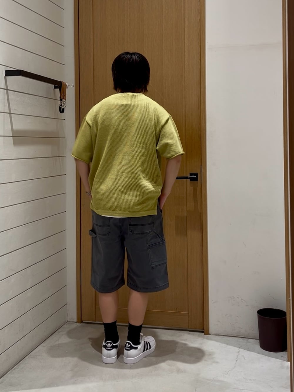 「夏コーデ、大人カジュアル、おしゃれさんと繋がりたい、キレイめカジュアル、ゆるコーデ、リラックススタイル、シンプルスタイル、ベーシック/シンプル、カジュアル、カジュアルコーデ、ジャケット、メッシュ、ハーフパンツ、adidas、BAYFLOW(BAYFLOW)」｜「BAYFLOWの【マシンウォッシャブル対応・毛玉軽減】フェードカラーレイヤードプルオーバー25SS（Tシャツ/カットソー、イエロー系）」を使った、ゆーーーとさん（メンズ・173cm）の夏コーディネートの4枚目の写真