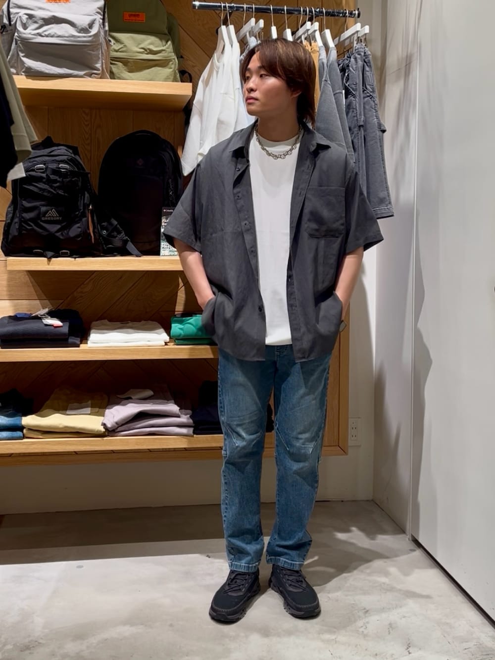 「夏コーデ、休日スタイル、メンズコーデ、初夏コーデ、スニーカー、お出かけコーデ、ootd、夏、シンプルコーデ、リラックススタイル、スニーカーコーデ、きれいめカジュアル、大人カジュアル、シアーシャツ、BAYFLOW(BAYFLOW)」｜「BAYFLOWの【軽量・速乾】シアー半袖シャツ（シャツ/ブラウス、グレー系）」を使った、ゆーーーとさん（メンズ・173cm）の夏コーディネートの4枚目の写真