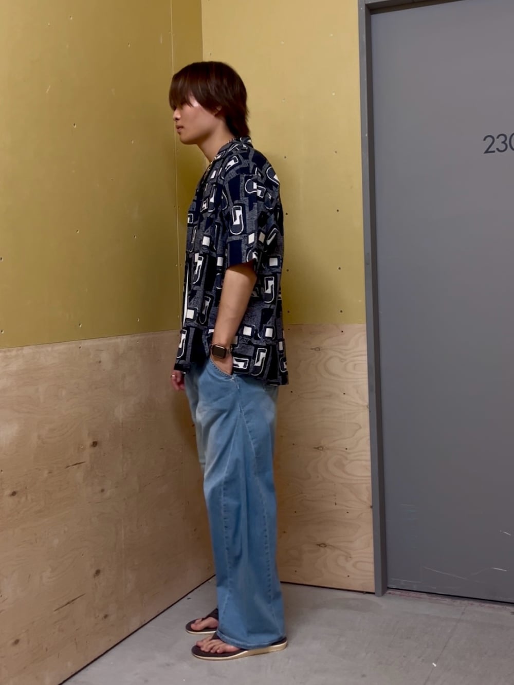 「柄シャツ、夏コーデ、タンクトップ、カジュアル、カジュアルコーデ、大人カジュアル、シャツスタイル、ラフ、夏、春夏コーデ、デニム、デニムパンツ、サンダル、いいね、save、フォローお願いします🤑、BAYFLOW(BAYFLOW)」｜「BAYFLOWの[夏でも羽織りやすい]レトロパターン半袖柄シャツ（シャツ/ブラウス、ブルー系）」を使った、ゆーーーとさん（メンズ・173cm）の夏コーディネートの2枚目の写真