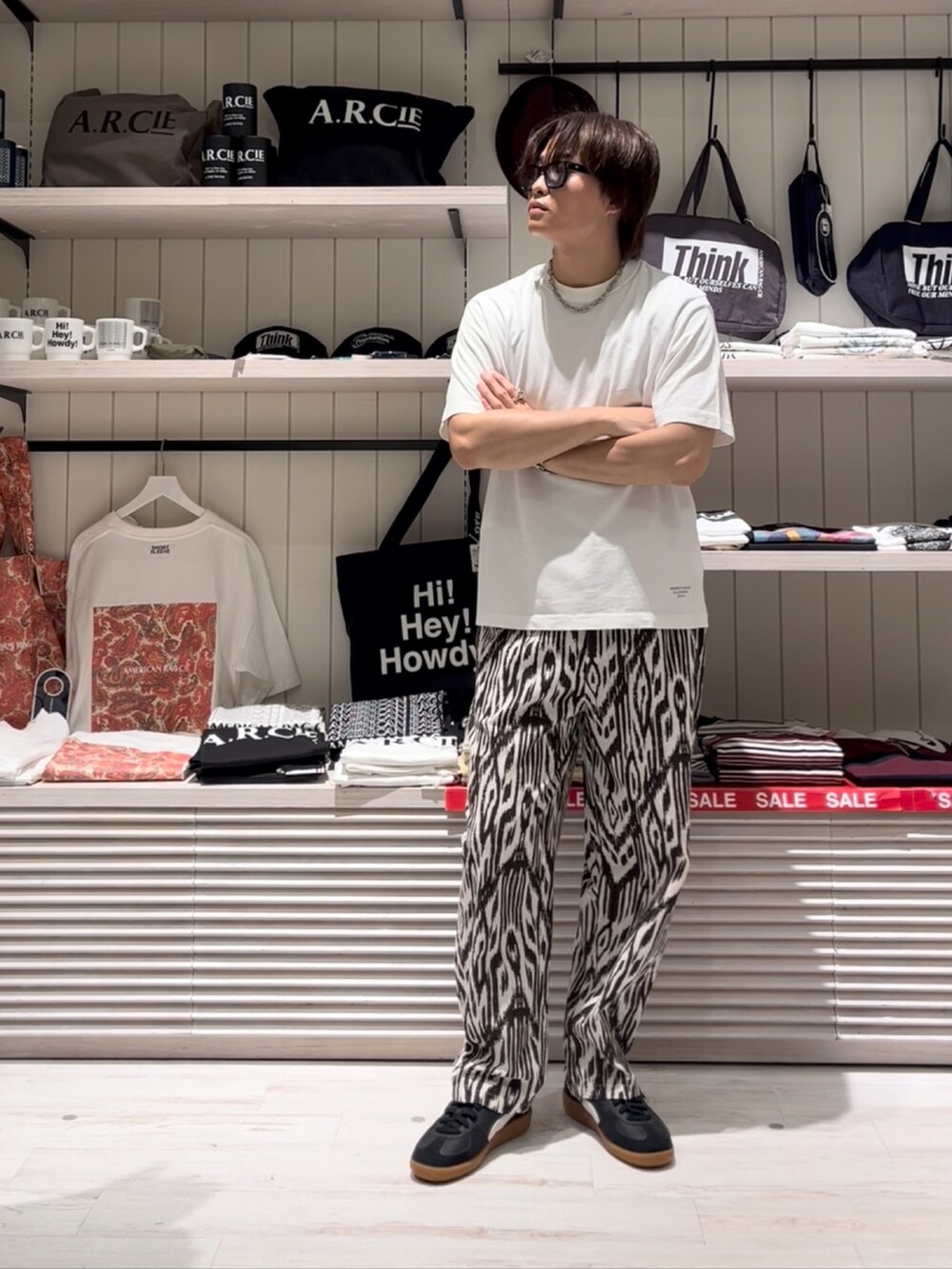 ホワイト系のTシャツ/カットソー、ホワイト系のTシャツ/カットソー、ブラウン系のその他パンツを着用したメンズの夏コーディネートの2枚目の写真