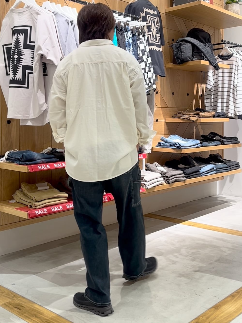 ホワイト系のシャツ/ブラウス、ホワイト系のTシャツ/カットソー、ブルー系のその他パンツを着用したメンズの夏コーディネートの4枚目の写真