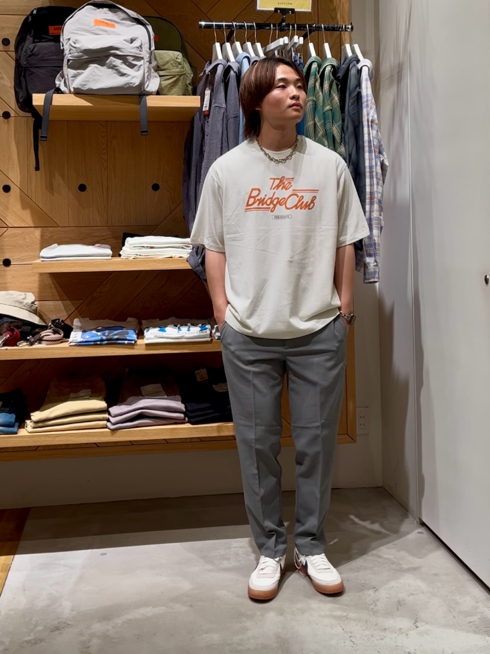 「白Tシャツ、休日スタイル、オトナカジュアル、ootd、シンプルスタイル、リラックススタイル、スニーカー、今日のコーデ、ラフコーデ、カジュアルスタイル、きれいめカジュアル、大人カジュアル、バンドT、スラックス、BAYFLOW(BAYFLOW)」｜「BAYFLOWのヴィンテージライク半袖バンドTシャツ（Tシャツ/カットソー、ホワイト系）」を使った、ゆーーーとさん（メンズ・173cm）の夏コーディネートの5枚目の写真