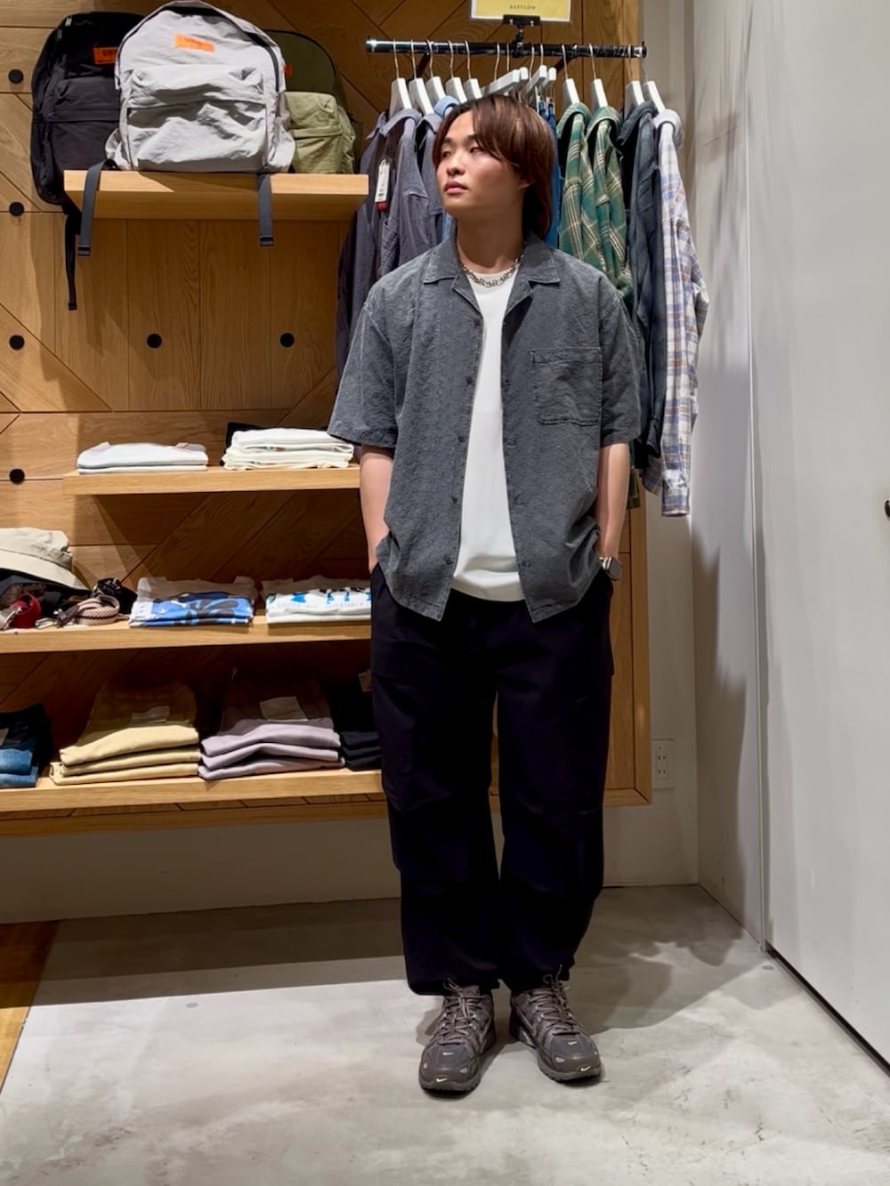 「モノトーン、シャツスタイル、白Tシャツ、夏服コーデ、半袖シャツ、夏、大人カジュアル、おしゃれさんと繋がりたい、大人コーデ、ファッションを楽しもう、オープンカラーシャツ、レース、ピグメント、BAYFLOW(BAYFLOW)、NIKE」｜「BAYFLOWのレースピグメント半袖シャツ（シャツ/ブラウス、グレー系）」を使った、ゆーーーとさん（メンズ・173cm）の夏コーディネートの5枚目の写真