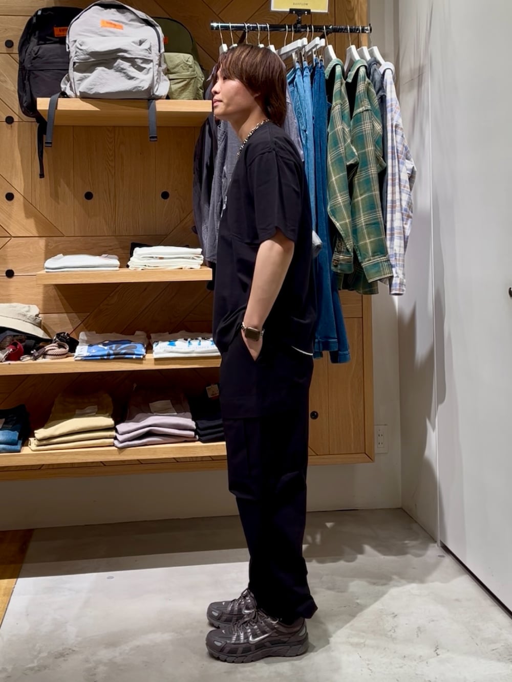 「モノトーン、黒Tシャツ、休日スタイル、オトナカジュアル、シンプルスタイル、ootd、スニーカー、リラックススタイル、カジュアルスタイル、シルバーアクセサリー、今日のコーデ、ラフコーデ、大人カジュアル、BAYFLOW(BAYFLOW)、AMERICANRAGCIE」｜「AMERICAN RAG CIEの【AMERICAN RAG CIE×BANANA YAMAMOTO】SUNFLOWER Tシャツ（ユニセックス）（Tシャツ/カットソー、ブラック系）」を使った、ゆーーーとさん（メンズ・173cm）の夏コーディネートの2枚目の写真
