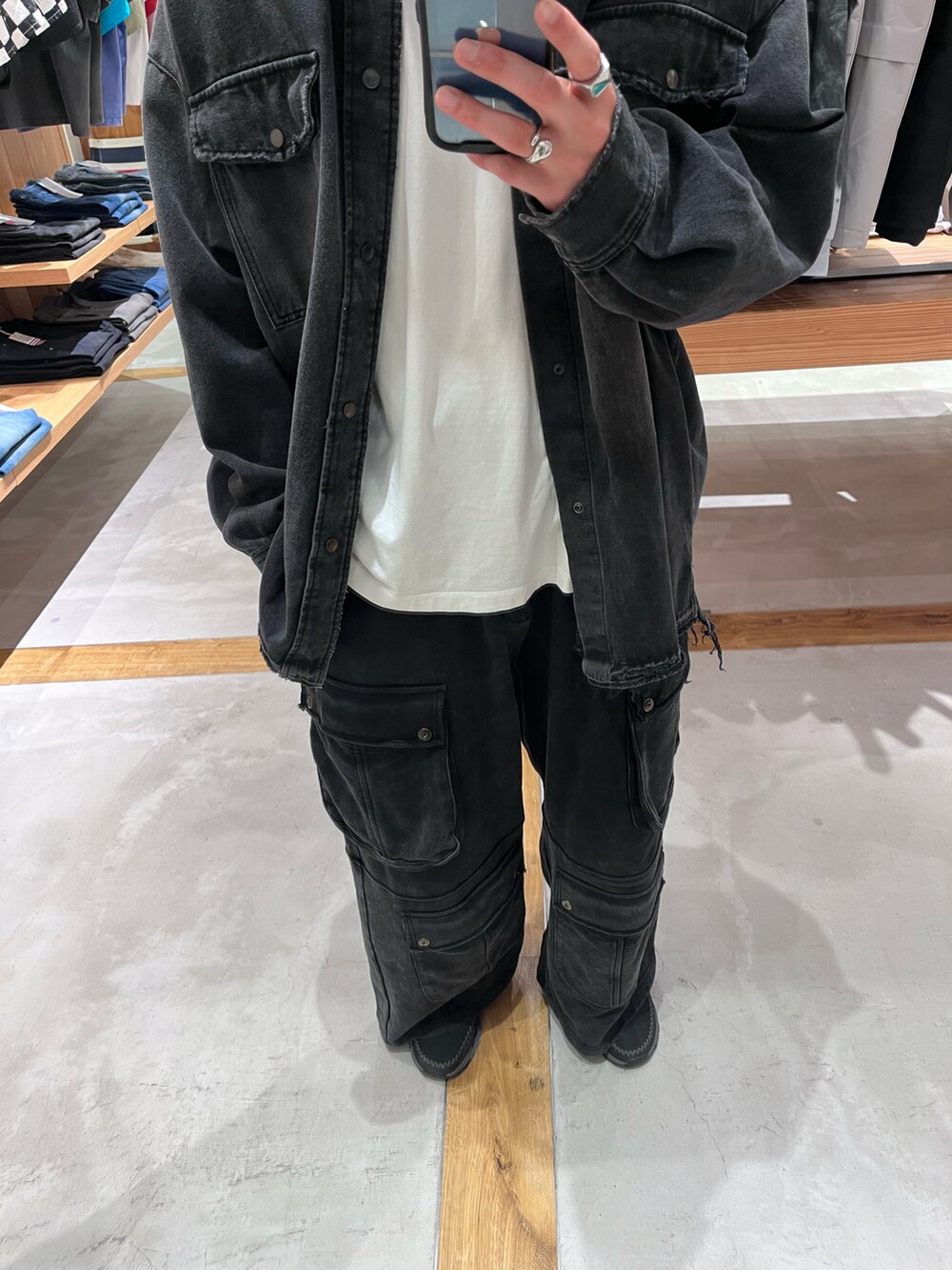 「モノトーン、モード、ワイドパンツ、大人カジュアル、オトナカジュアル、おでかけコーデ、春コーデ、春アウター、おしゃれさんと繋がりたい、最近のいい感じコーデ、HARE、ON、韓国ファッション、シルバーアクセサリー、ラフコーデ」｜「HAREの【SET UP対応】デザインOVERデニムシャツ(HARE)（シャツ/ブラウス、ブラック系）」を使った、ゆーーーとさん（メンズ・173cm）の春コーディネートの3枚目の写真