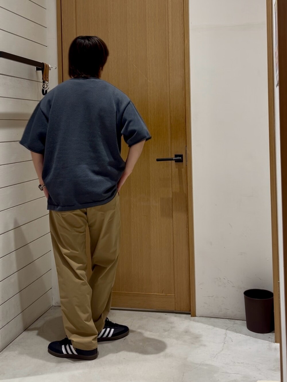 グレー系のTシャツ/カットソー、ベージュ系のその他パンツ、ブラック系のスニーカーを着用したメンズの夏コーディネートの2枚目の写真